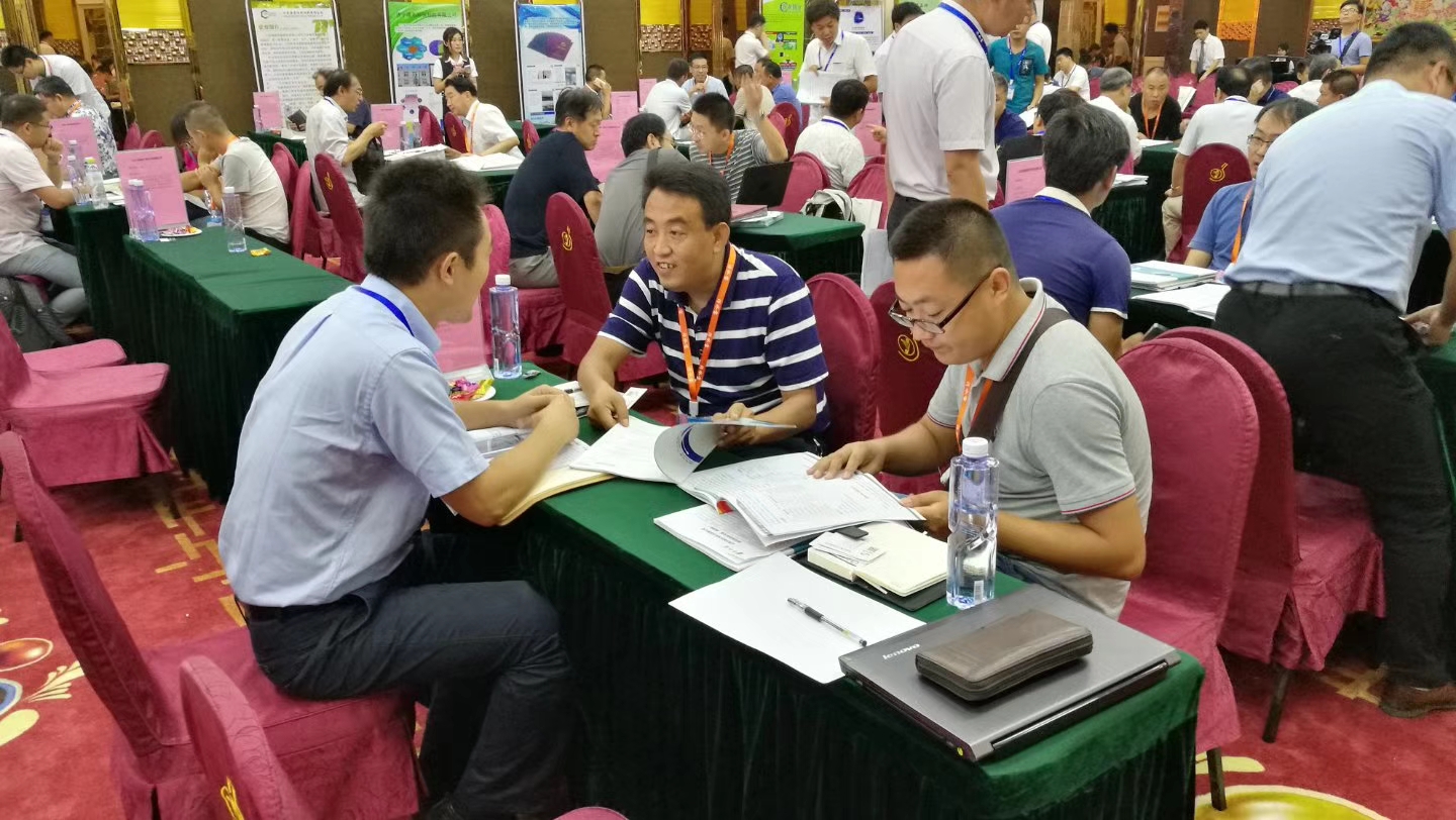 藍海公司負責人與業(yè)主交流