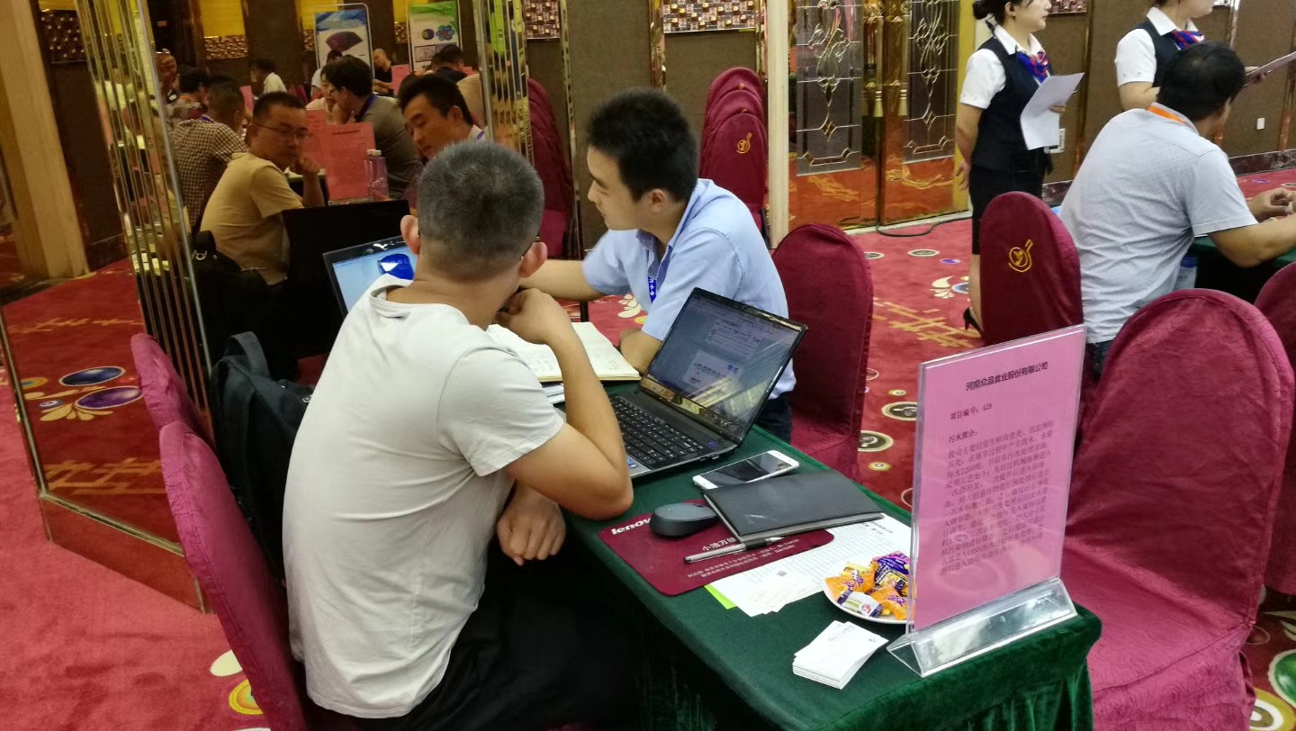 藍海公司負責人與業(yè)主交流