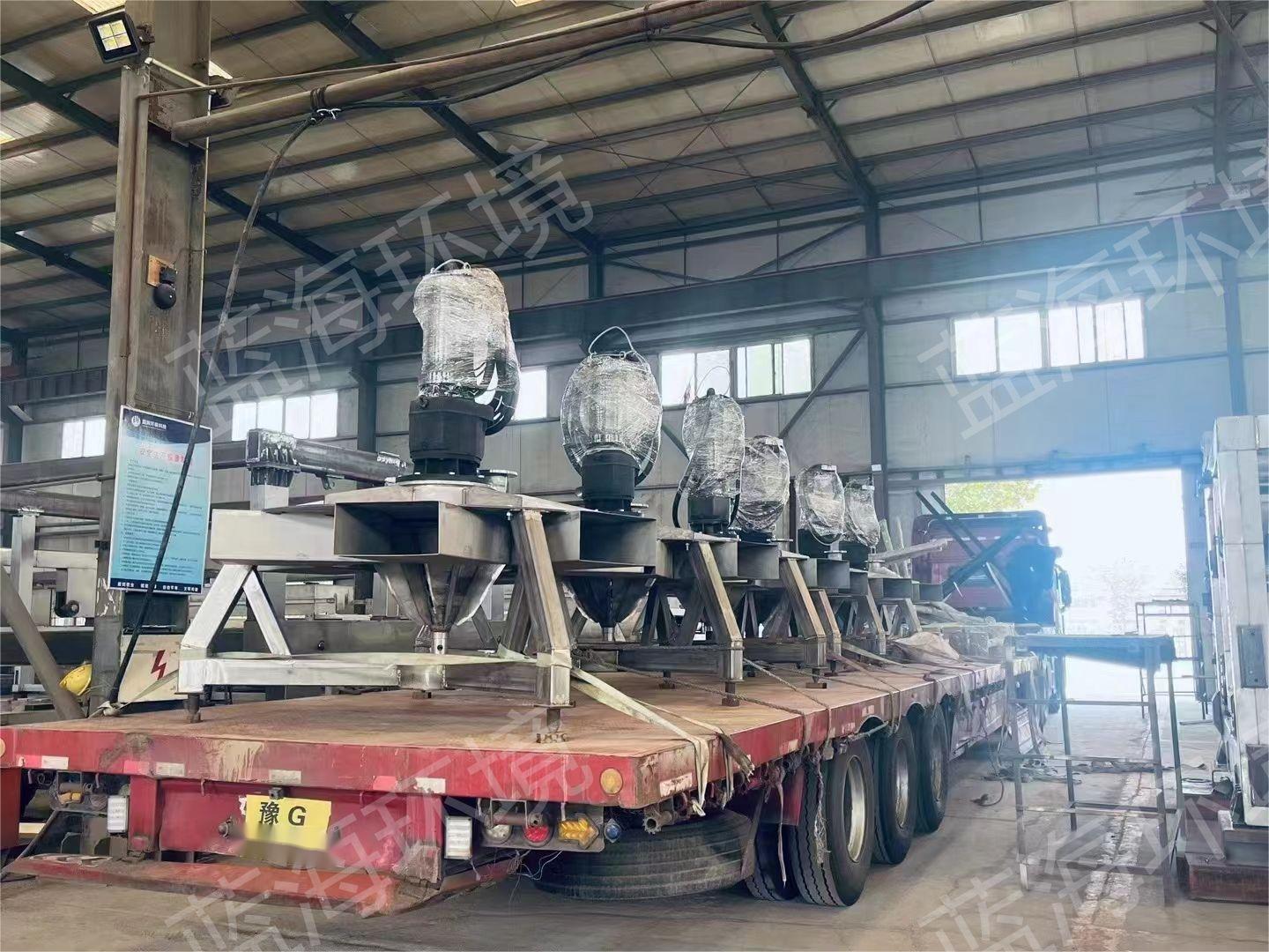 刮泥機、雙曲面攪拌機、潛水曝氣機發(fā)貨